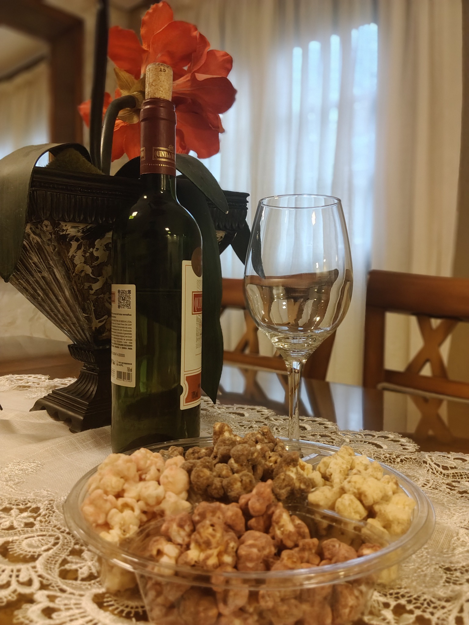 Pipoca gourmet acompanhada por vinho em uma experiência especial